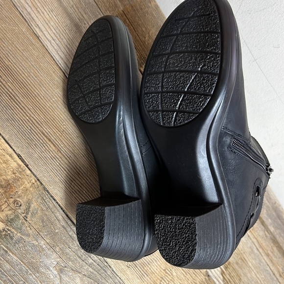 Easy Street Dawnta black ankle boots size 9N EUC. - Picture 5 of 7